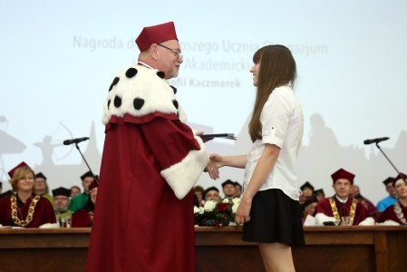 Aula UMK. Inauguracja roku akademickiego 2016-2017, JM Rektor UMK wręcza nagrodę dla najlepszego ucznia 